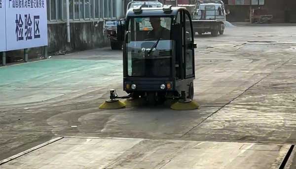 使用該駕駛式電動(dòng)掃地機(jī)應(yīng)該注意什么呢 使用該駕駛式電動(dòng)掃地機(jī)應(yīng)該注意什么呢