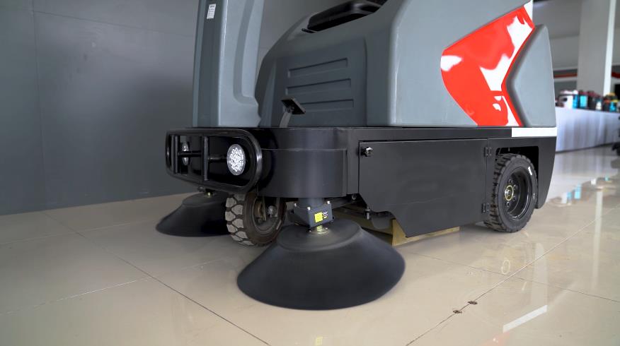 駕駛式掃地機提供了一種經濟高效的方式來清潔您的業務 駕駛式掃地機提供了一種經濟高效的方式來清潔您的業務