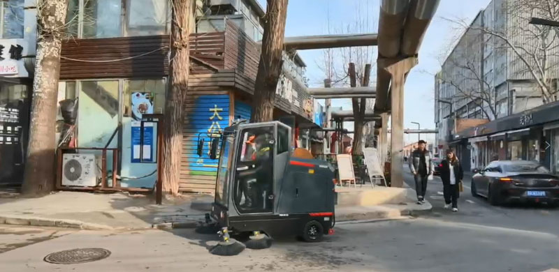 有駕駛掃地機小區保潔不再難 有駕駛掃地機小區保潔不再難