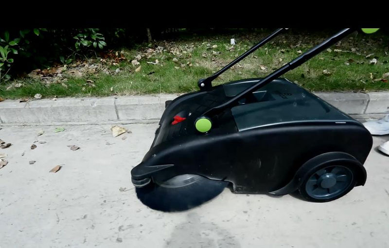 使用工業(yè)清掃機(jī)清潔校園 使用工業(yè)清掃機(jī)清潔校園