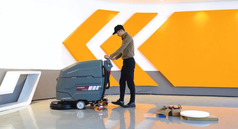 通過(guò)使用洗地機(jī)和掃地機(jī)設(shè)備改善商業(yè)環(huán)境條件 通過(guò)使用洗地機(jī)和掃地機(jī)設(shè)備改善商業(yè)環(huán)境條件