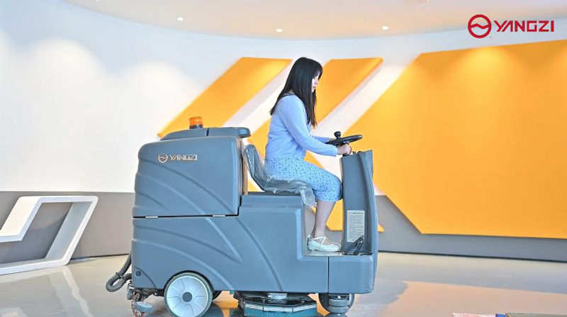 工業洗地機與掃地機:哪個好 工業洗地機與掃地機:哪個好