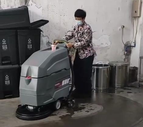 粗糙的水泥地板可以用洗地機(jī)清洗嗎? 粗糙的水泥地板可以用洗地機(jī)清洗嗎?