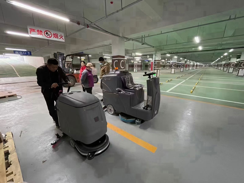 采用電池式全自動(dòng)洗地機(jī),易于清潔消毒,節(jié)省時(shí)間和人工成本! 采用電池式全自動(dòng)洗地機(jī),易于清潔消毒,節(jié)省時(shí)間和人工成本!