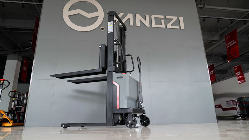 最適合重型起重任務的 3 種叉車 最適合重型起重任務的 3 種叉車