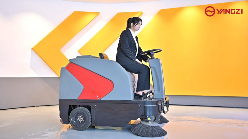 小型掃地車讓我們更加快捷的完成工作！