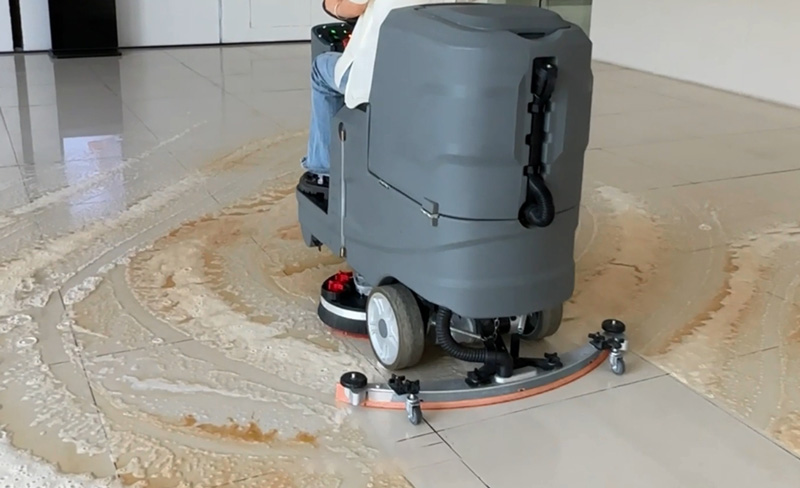 駕駛式洗地機(jī)哪個好 駕駛式洗地機(jī)哪個好