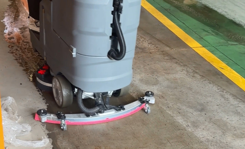 駕駛式洗地機(jī)怎樣使用方法 駕駛式洗地機(jī)怎樣使用方法