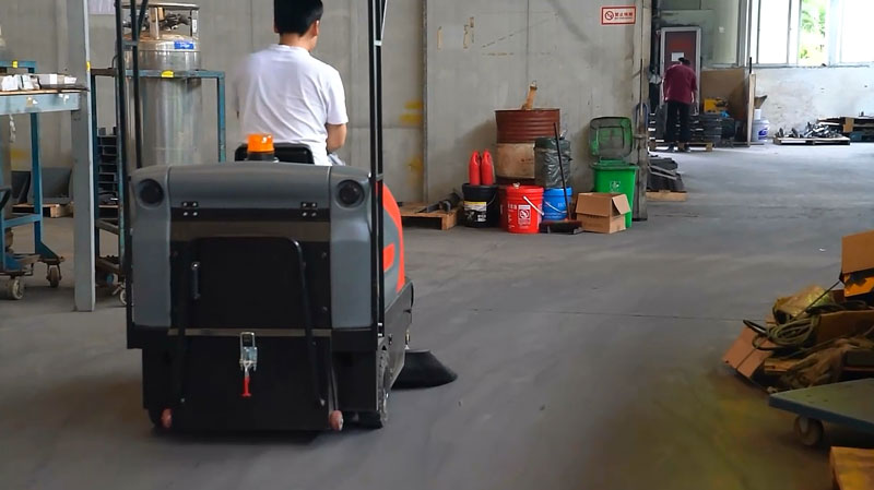 駕駛式掃地機(jī)解決工廠地面清潔難題 駕駛式掃地機(jī)解決工廠地面清潔難題